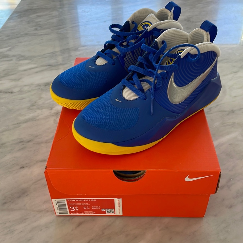 Nike Unisex-Child Team Hustle D 9 Sneaker